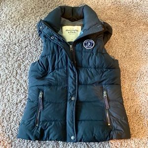 Abercrombie & Fitch sleeveless black puffer jacket!